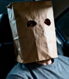 被绑男子坐于车内头套纸袋14001#横屏 