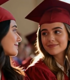 毕业生身着学士服交流场景6773#横屏 