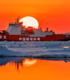 	 北极冰海夕阳下的科考船14679#横屏 