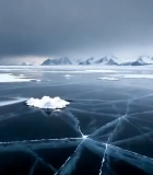 北极冰面与远处雪山景观2439#横屏 