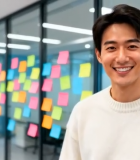 办公室内男子微笑站立8153#横屏 