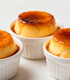 	 白色容器中焦糖布丁特写4840#横屏 