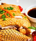 白盘装的美味鸡肉与蘸料4408#横屏 