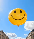 	 巴黎街头黄色笑脸气球1944#横屏 
