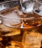  装冰块的玻璃杯棕色饮料4500#竖屏 	 