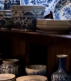  中式木架上的青花瓷餐具1768#竖屏 	 