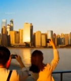  游客在上海外滩拍摄东方明珠296#竖屏 	 