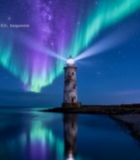 夜空下灯塔旁的极光景观2297#竖屏 	 