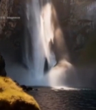  阳光照射下的瀑布自然景观2026#竖屏 	 