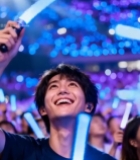  演唱会现场观众挥舞荧光棒3801#竖屏 	 