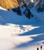  雪山徒步人群自然风光5272#竖屏 	 