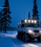  雪地森林中行驶的越野卡车(1)2944#竖屏 	 