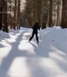  雪林中人滑雪脚踩滑雪板画面4521#竖屏 	 