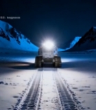  雪地夜间行驶的车辆远景2490#竖屏 	 