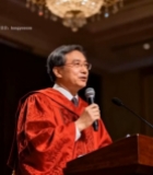  学者身着礼服讲台发言1004#竖屏 	 