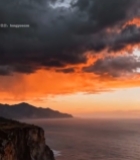  悬崖边人物挥舞红旗于海边554#竖屏 	 