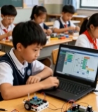  小学生在教室进行编程学习5732#竖屏 	 