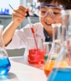  小男孩实验室做化学实验3768#竖屏 	 