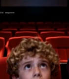  小男孩在电影院仰头观影389#竖屏 	 