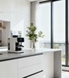  现代厨房白色橱柜及咖啡机804#竖屏 	 