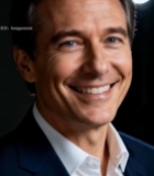  西装男子正面微笑特写1855#竖屏 	 