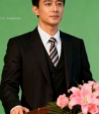  西装男子站讲台发言素材6383#竖屏 	 