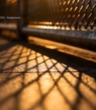  夕阳下铁丝网及地面光影6050#竖屏 	 