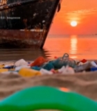  夕阳下海边渔船旁的垃圾1241#竖屏 	 