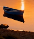  夕阳下湖面小船静谧景象(1)4265#竖屏 	 