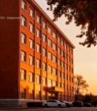  夕阳下红砖建筑及路边停车5538#竖屏 	 