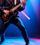  舞台上弹吉他的表演者1048#竖屏 	 