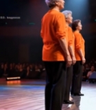  舞台上站立的老年女性5175#竖屏 	 