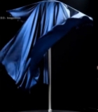  舞台上飘动的蓝色绸缎伞2908#竖屏 	 