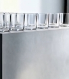  台面上摆放的透明玻璃杯6843#竖屏 	 