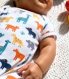  躺卧玩耍的婴儿902#竖屏 	 