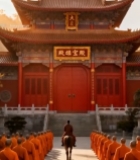  寺庙前僧人骑马穿行僧人群896#竖屏 	 