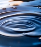  水滴落入水面形成涟漪2537#竖屏 	 