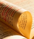  书页折成心形的书籍素材1800#竖屏 	 