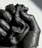  手握黑色泥状物特写(1)7671#竖屏 	 