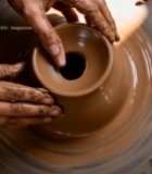  手工制作陶器的手部特写4960#竖屏 	 