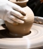  手工制作陶器的手部特写(1)6710#竖屏 	 