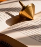  书本上的金属陀螺特写2975#竖屏 	 