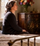  室内坐着的中老年女性500#竖屏 	 