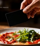  手持卡片和披萨美食画面1434#竖屏 	 