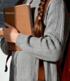  手持笔记本的辫子女孩2037#竖屏 	 