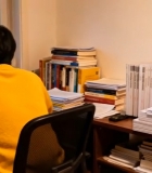  室内人物电脑前办公场景6870#竖屏 	 