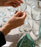  实验室人员手持玻璃器皿4321#竖屏 	 