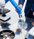  实验室人员操作机械臂做实验43#竖屏 	 