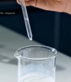  实验室手持滴管操作实验画面2364#竖屏 	 