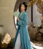  身着汉服女子持扇于园林中341#竖屏 	 